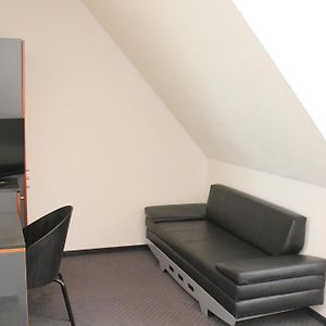 Zimmer mit Kingsize-Bett