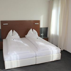 Zimmer mit Kingsize-Bett